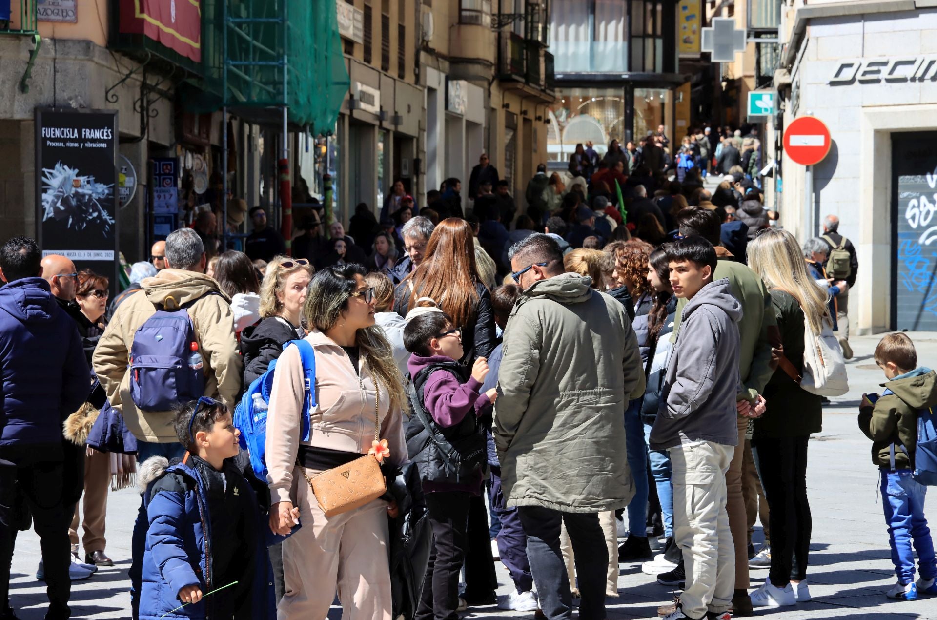 Fotos: avalancha de turistas en Segovia el Jueves Santo