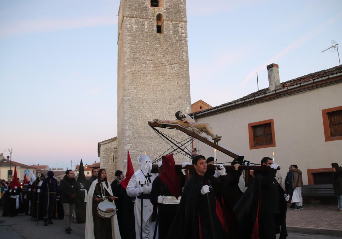 Vía crucis con el Cristo del Calvario, ayer, en Cuéllar.