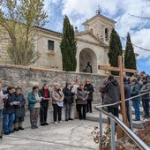 Los vecinos de Castrodeza estrenaro este viacrucis a los pies de su iglesia