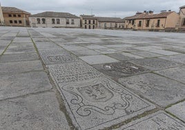 Panorámica del enlosado, con algunas de las losas de los antiguos enterramientos en primer plano.