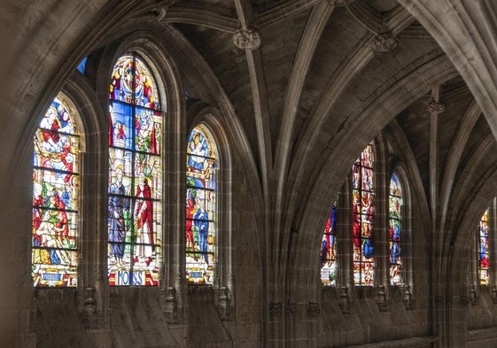 Algunas de las vidrieras de la nave del evangelio.
