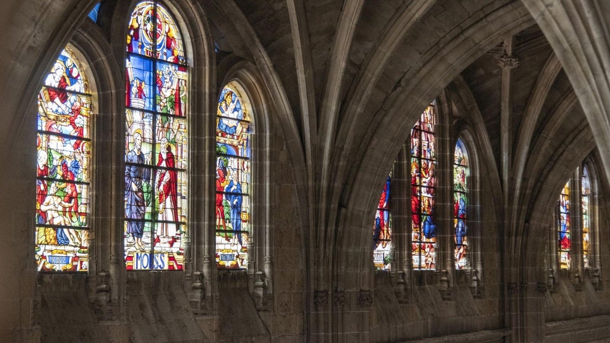 Algunas de las vidrieras de la nave del evangelio.