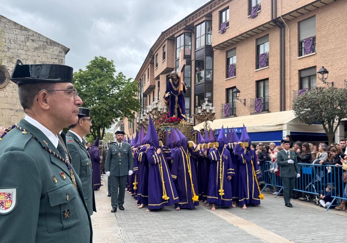 Jesús Nazareno con el Cirineo regresa a la plaza de San Pablo.