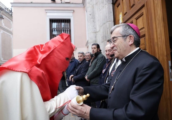 El arzobispo de Valladolid, Luis Argüello, entrega el pergamino con el poema.