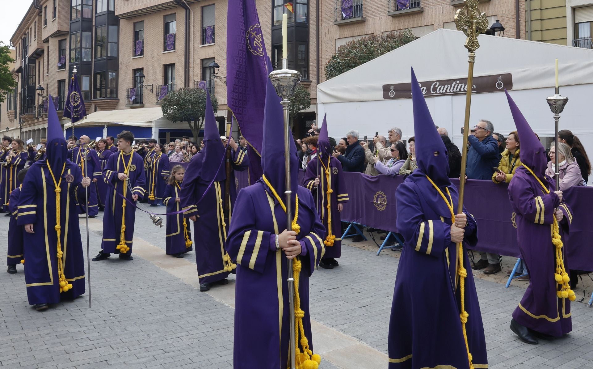 Los nazarenos desafían a la lluvia en Los Pasos