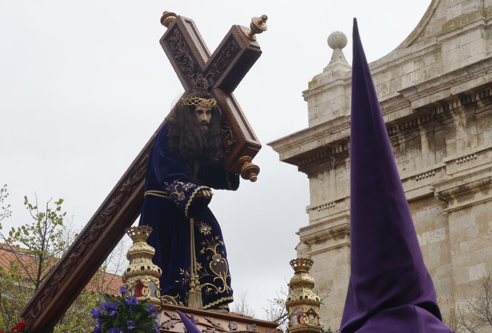Los nazarenos desafían a la lluvia en Los Pasos