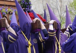 Los nazarenos desafían a la lluvia en Los Pasos