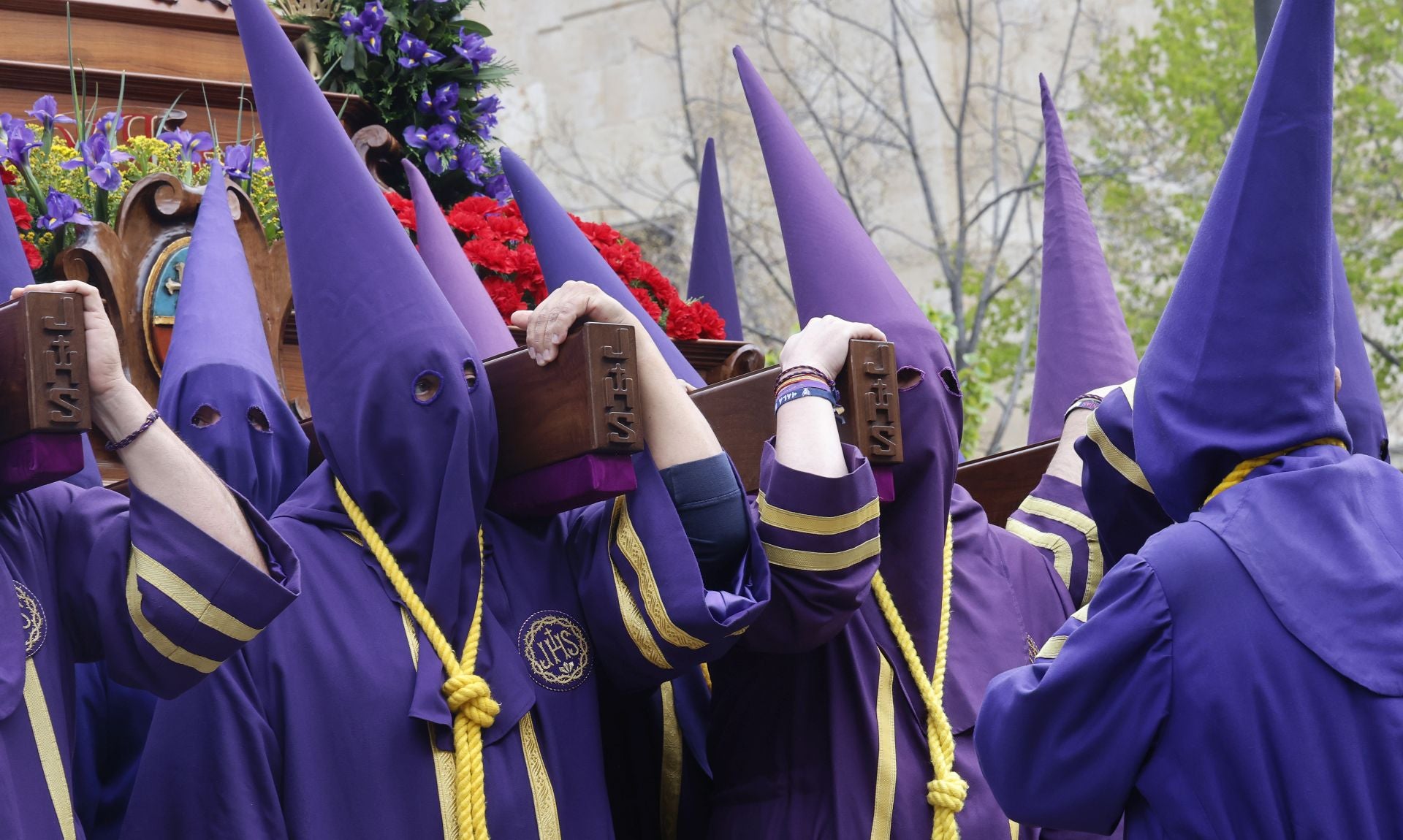 Los nazarenos desafían a la lluvia en Los Pasos