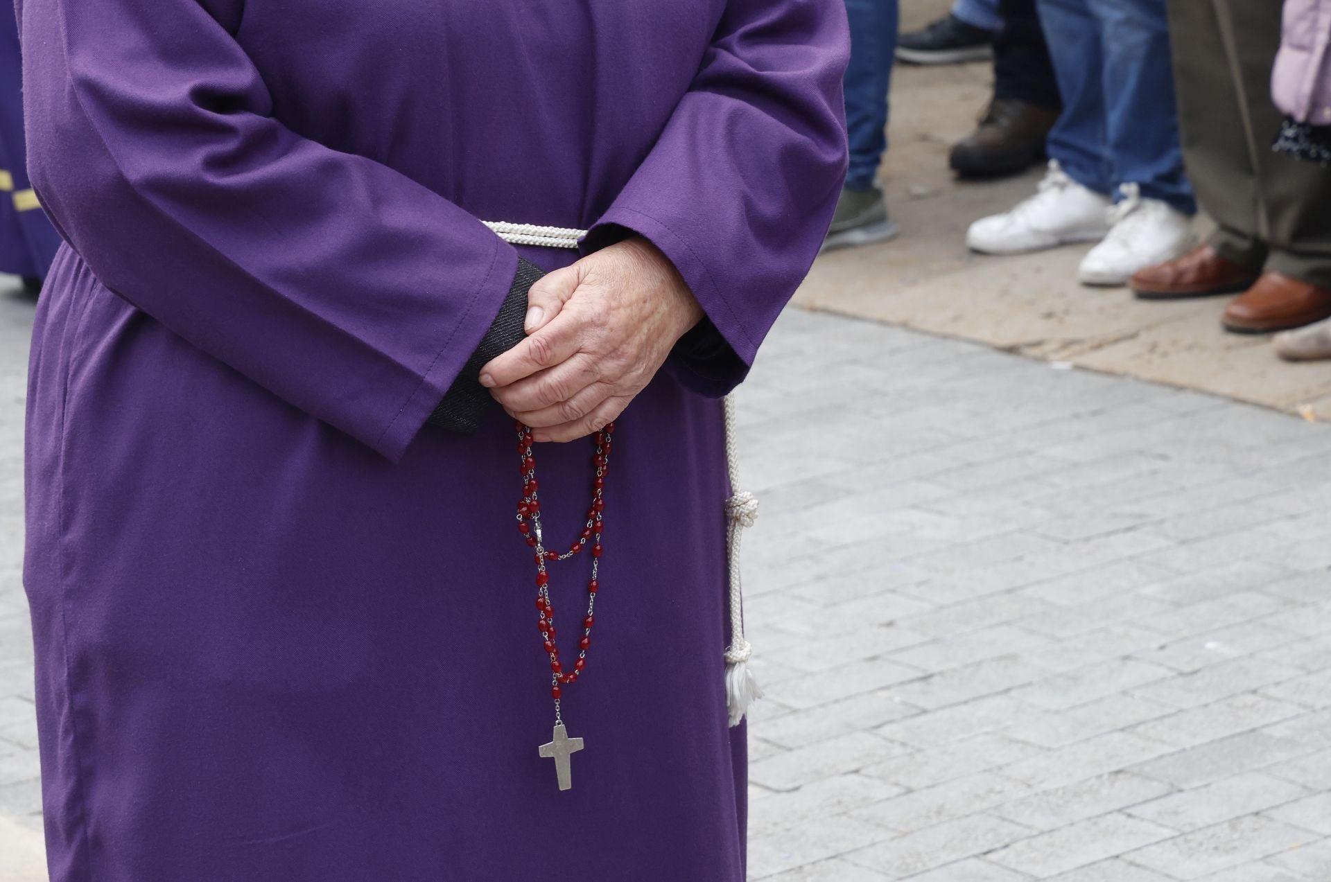 Los nazarenos desafían a la lluvia en Los Pasos