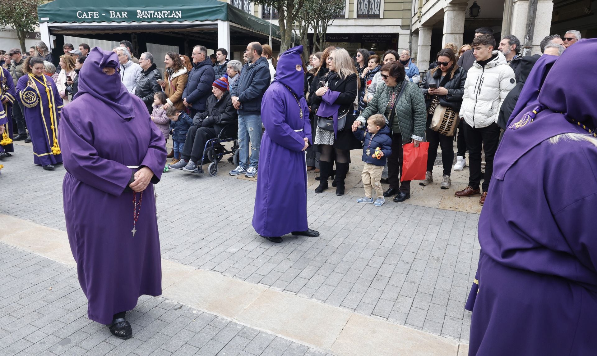 Los nazarenos desafían a la lluvia en Los Pasos