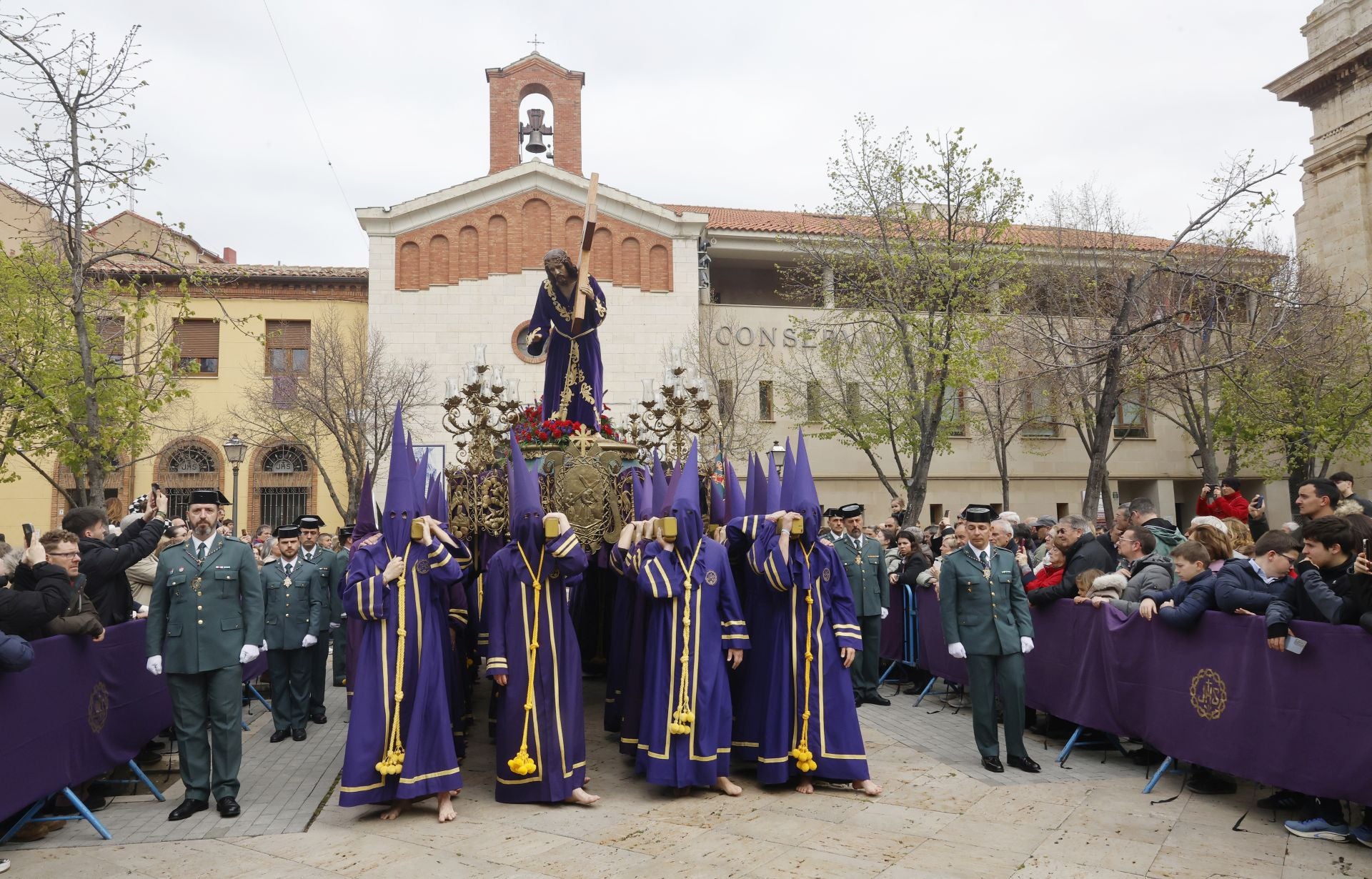 Los nazarenos desafían a la lluvia en Los Pasos