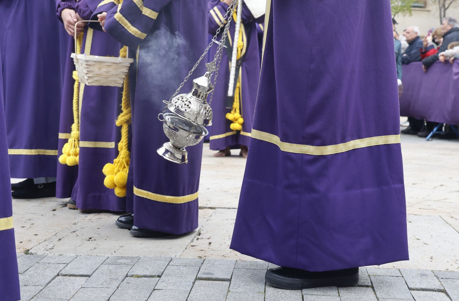 Los nazarenos desafían a la lluvia en Los Pasos