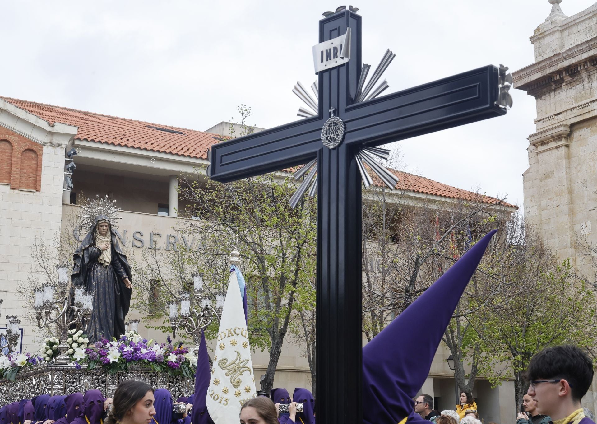 Los nazarenos desafían a la lluvia en Los Pasos