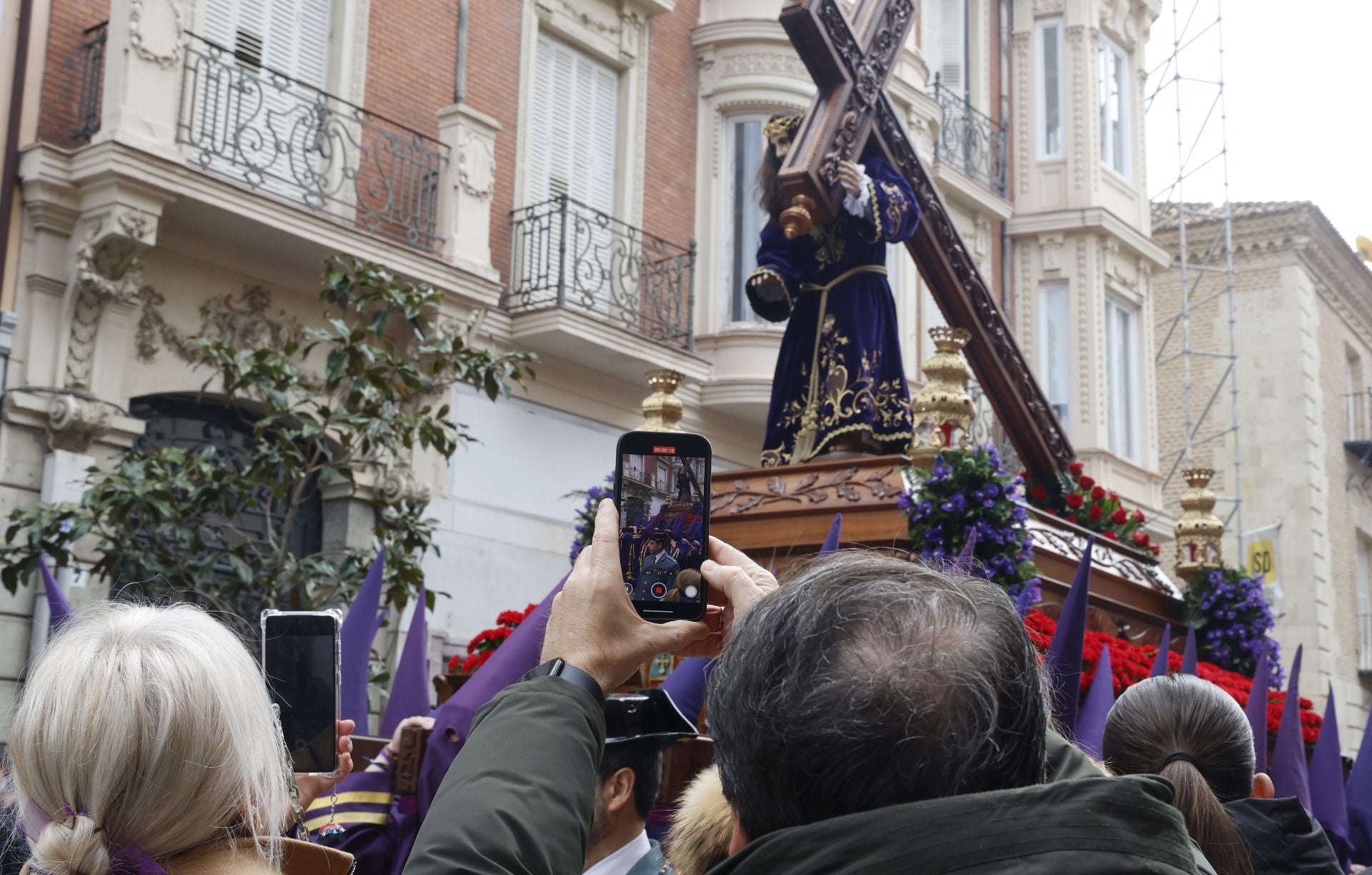 Los nazarenos desafían a la lluvia en Los Pasos
