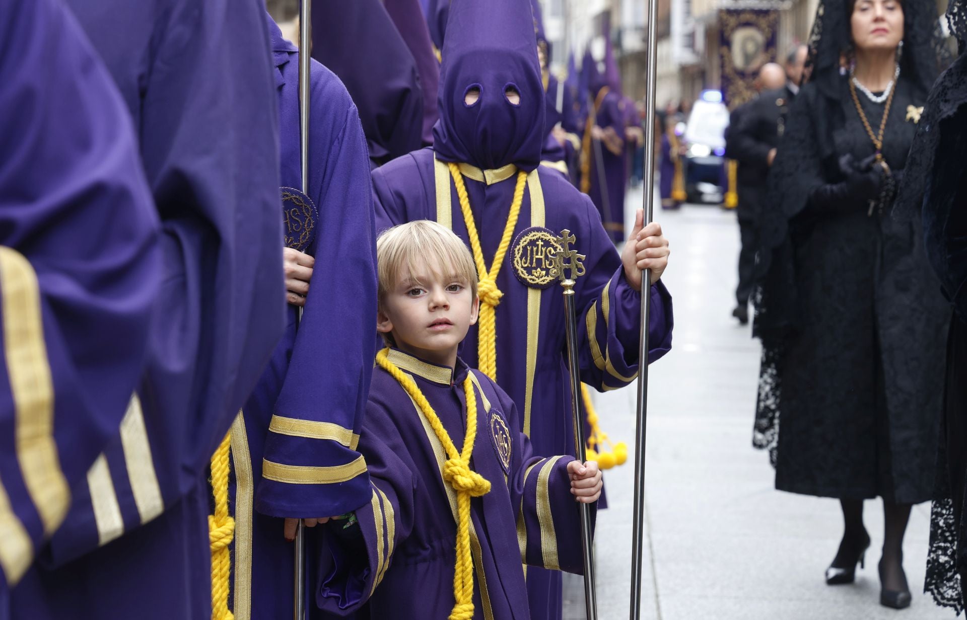 Los nazarenos desafían a la lluvia en Los Pasos