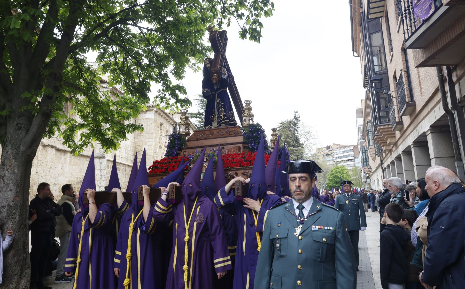 Los nazarenos desafían a la lluvia en Los Pasos
