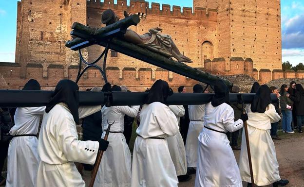 Procesión matinal del Sacrificio junto al castillo de la Mota.