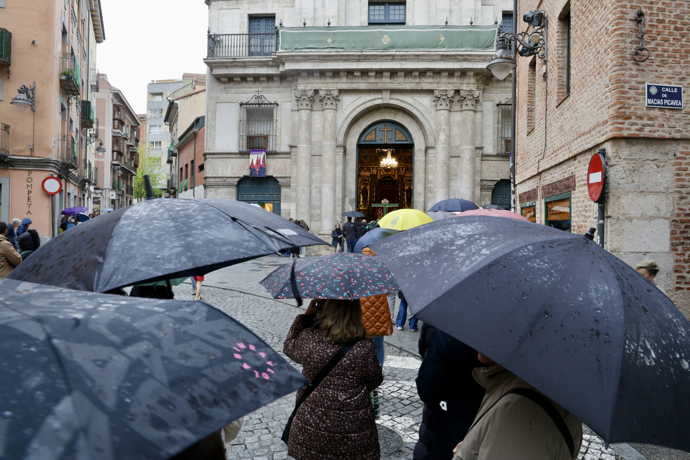 Las imágenes de la suspensión de la Procesión General del Viernes Santo