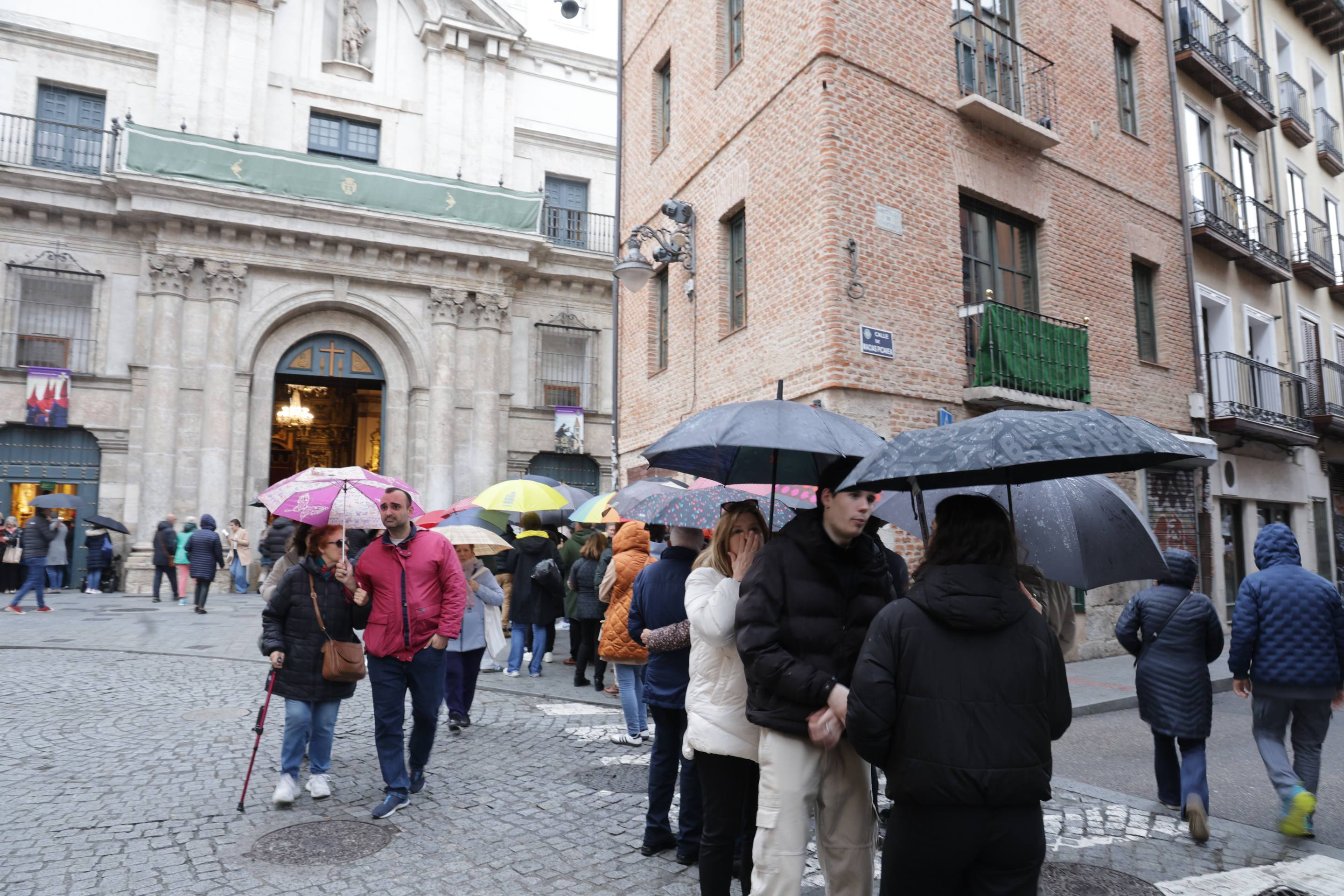 Las imágenes de la suspensión de la Procesión General del Viernes Santo