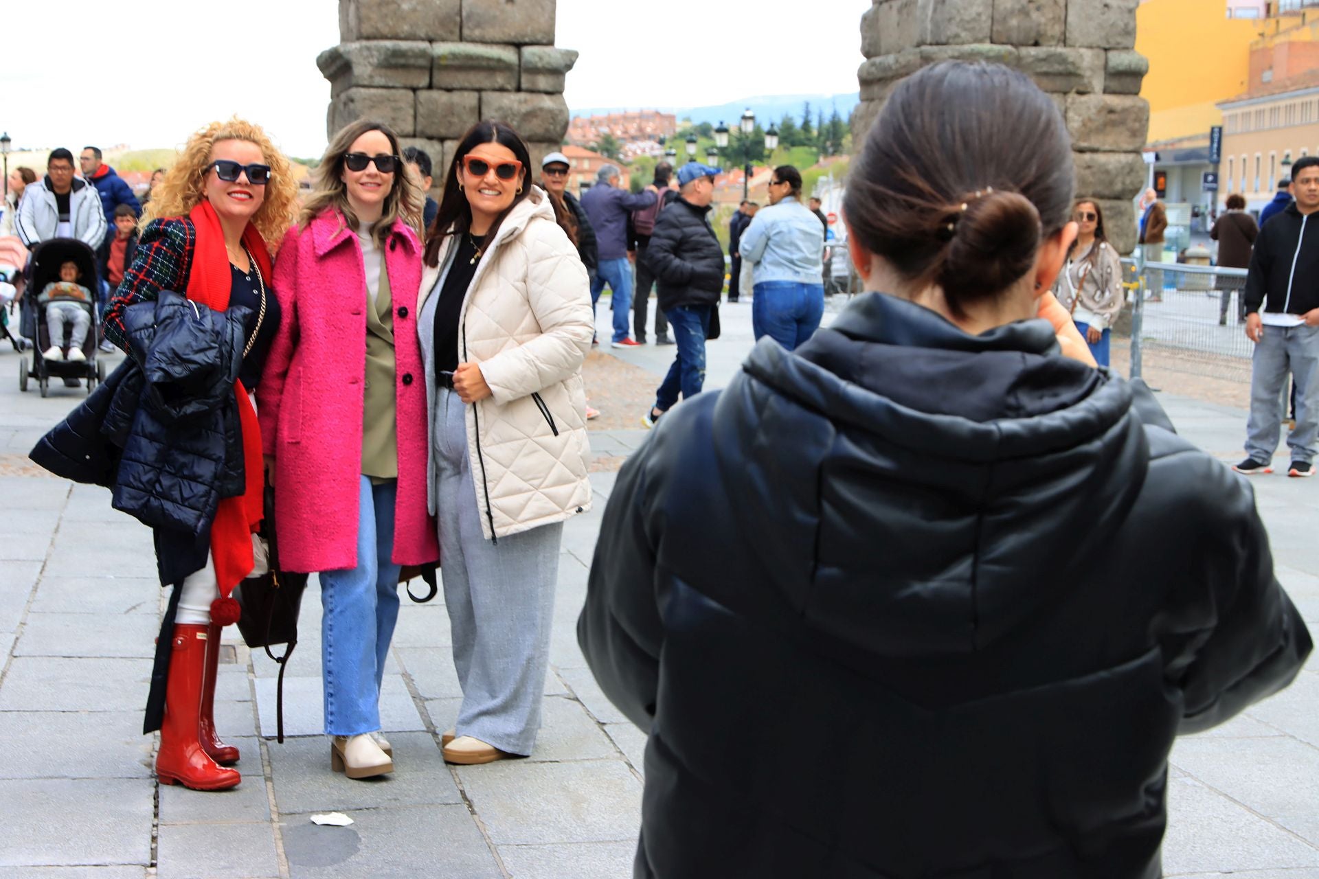 Fotos: aluvión de turistas en Segovia el Viernes Santo
