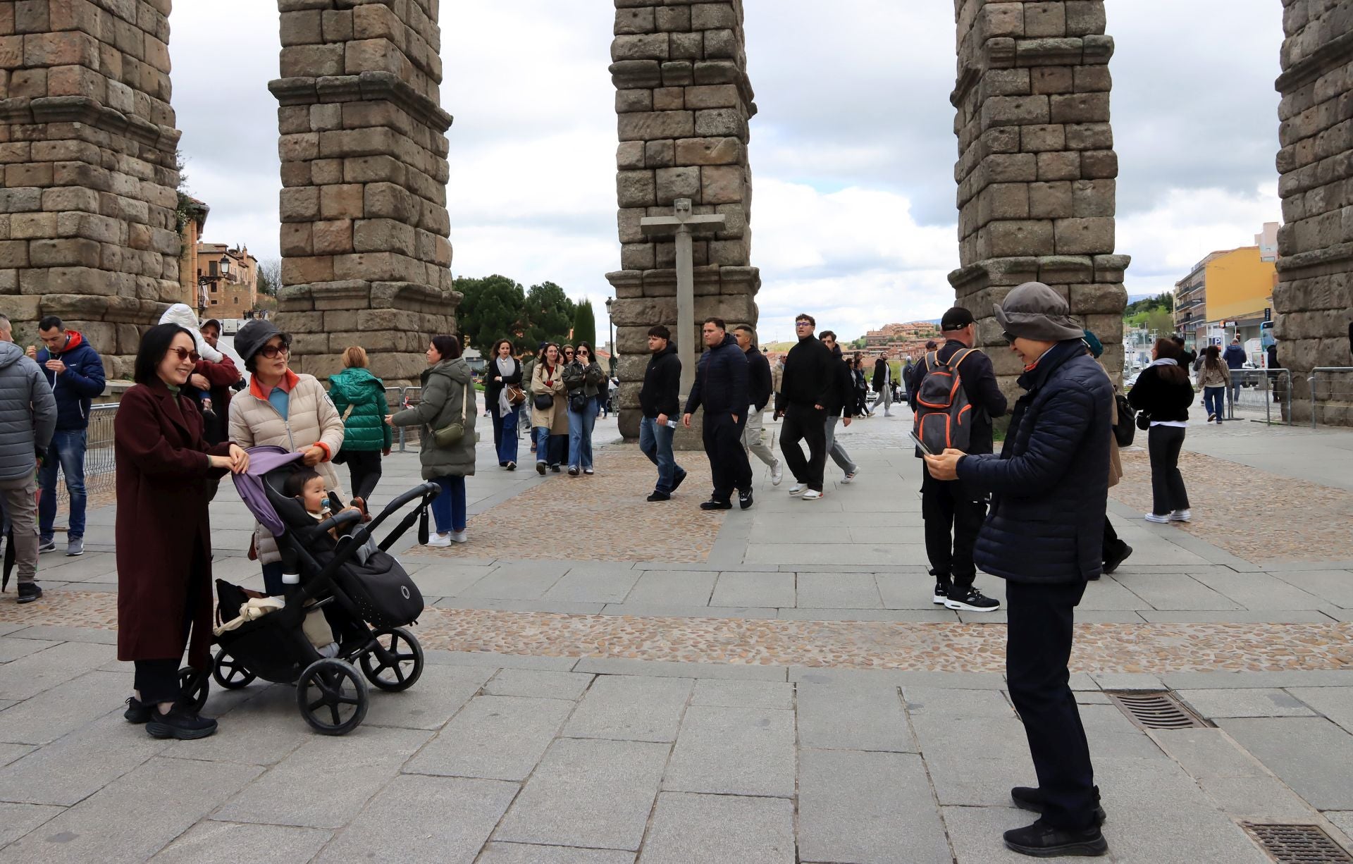 Fotos: aluvión de turistas en Segovia el Viernes Santo