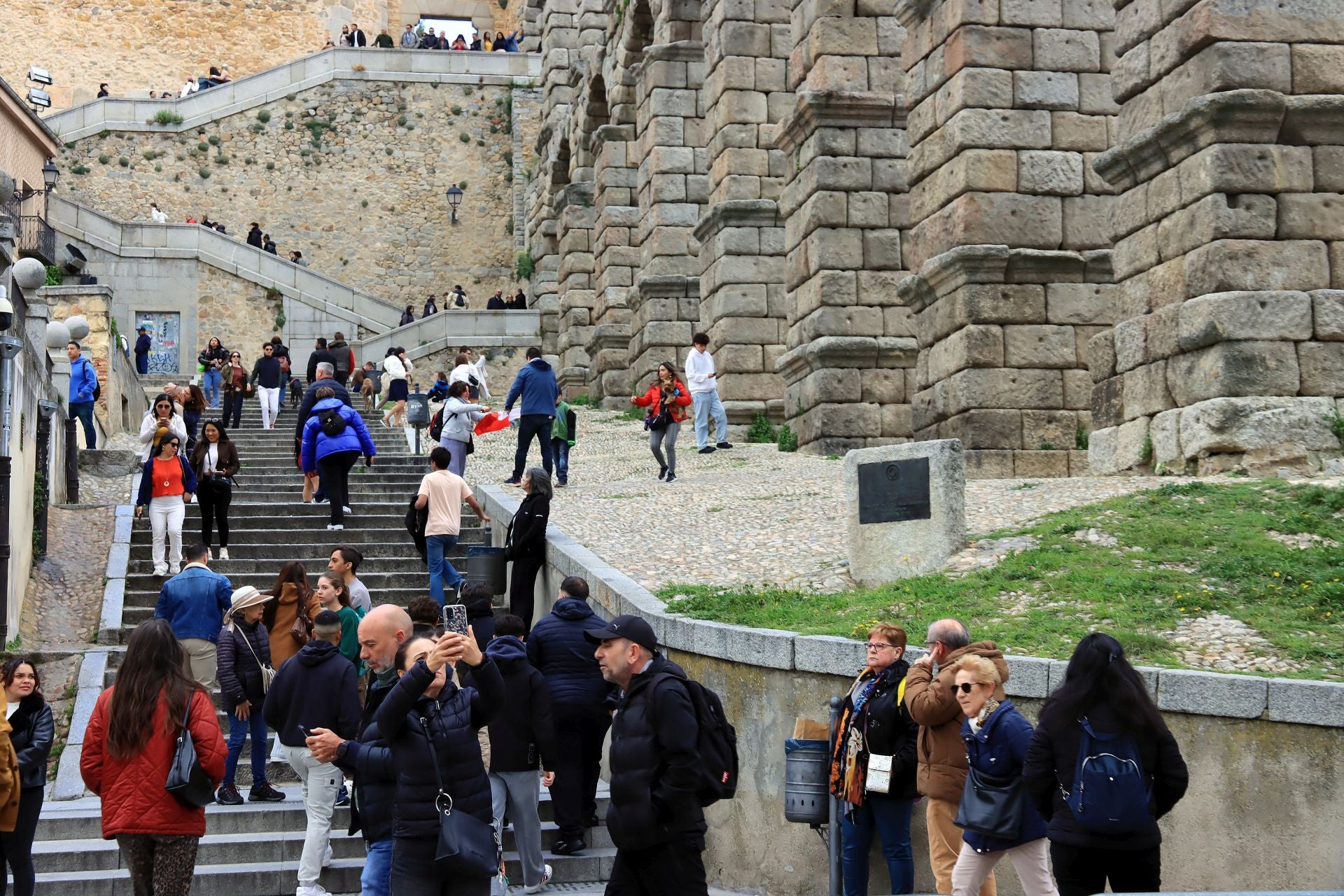 Fotos: aluvión de turistas en Segovia el Viernes Santo