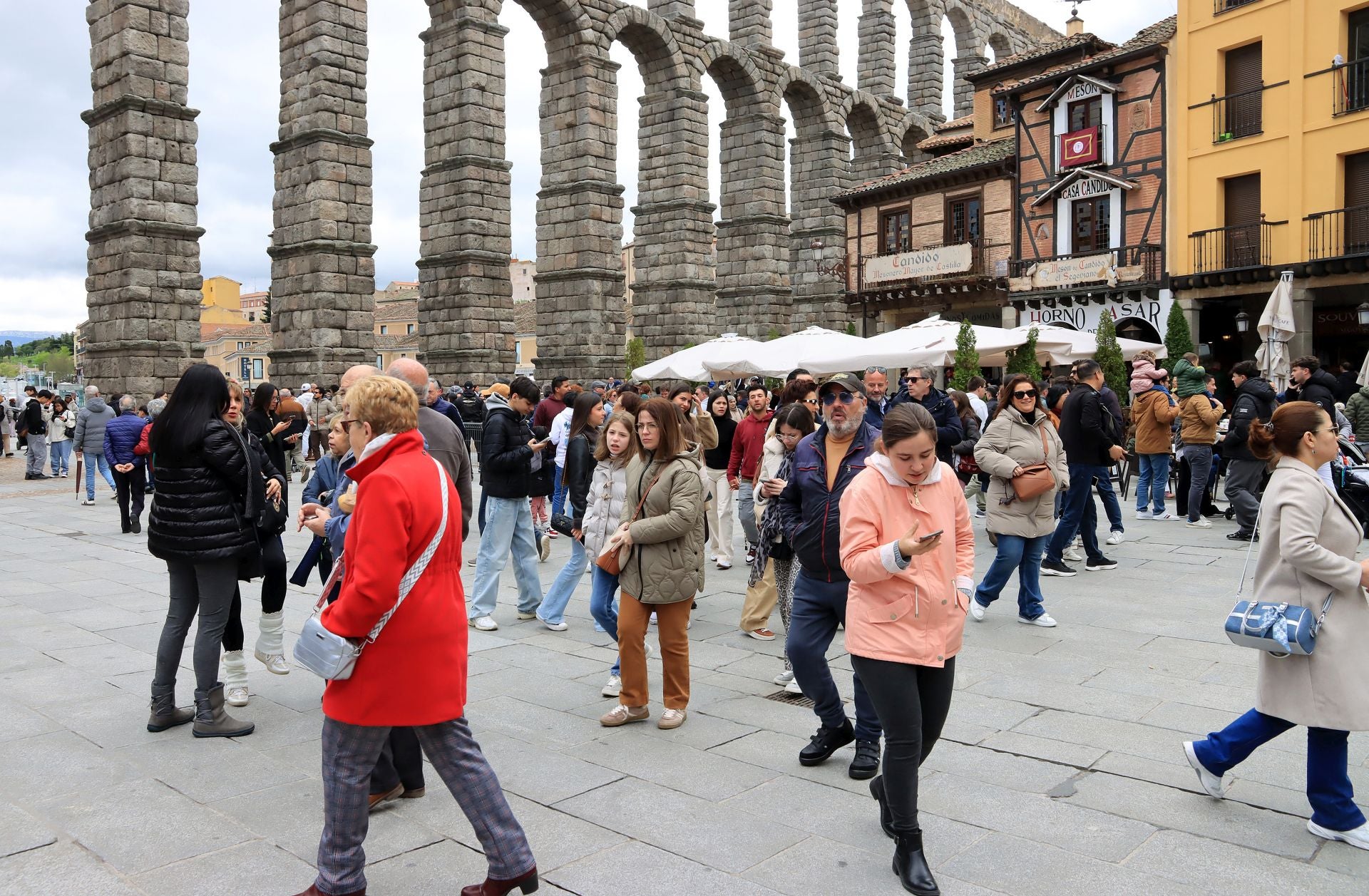 Fotos: aluvión de turistas en Segovia el Viernes Santo