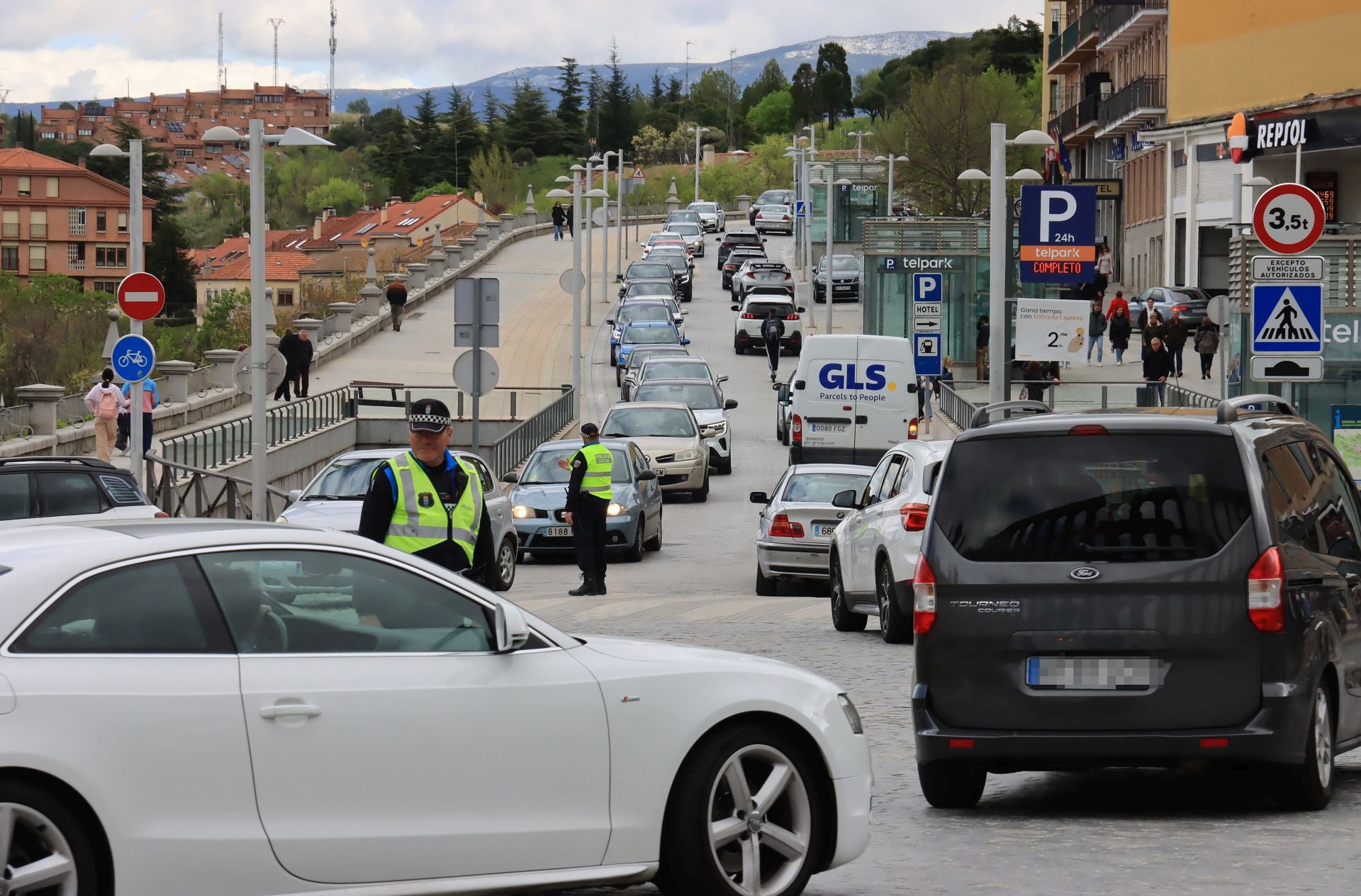 Fotos: aluvión de turistas en Segovia el Viernes Santo