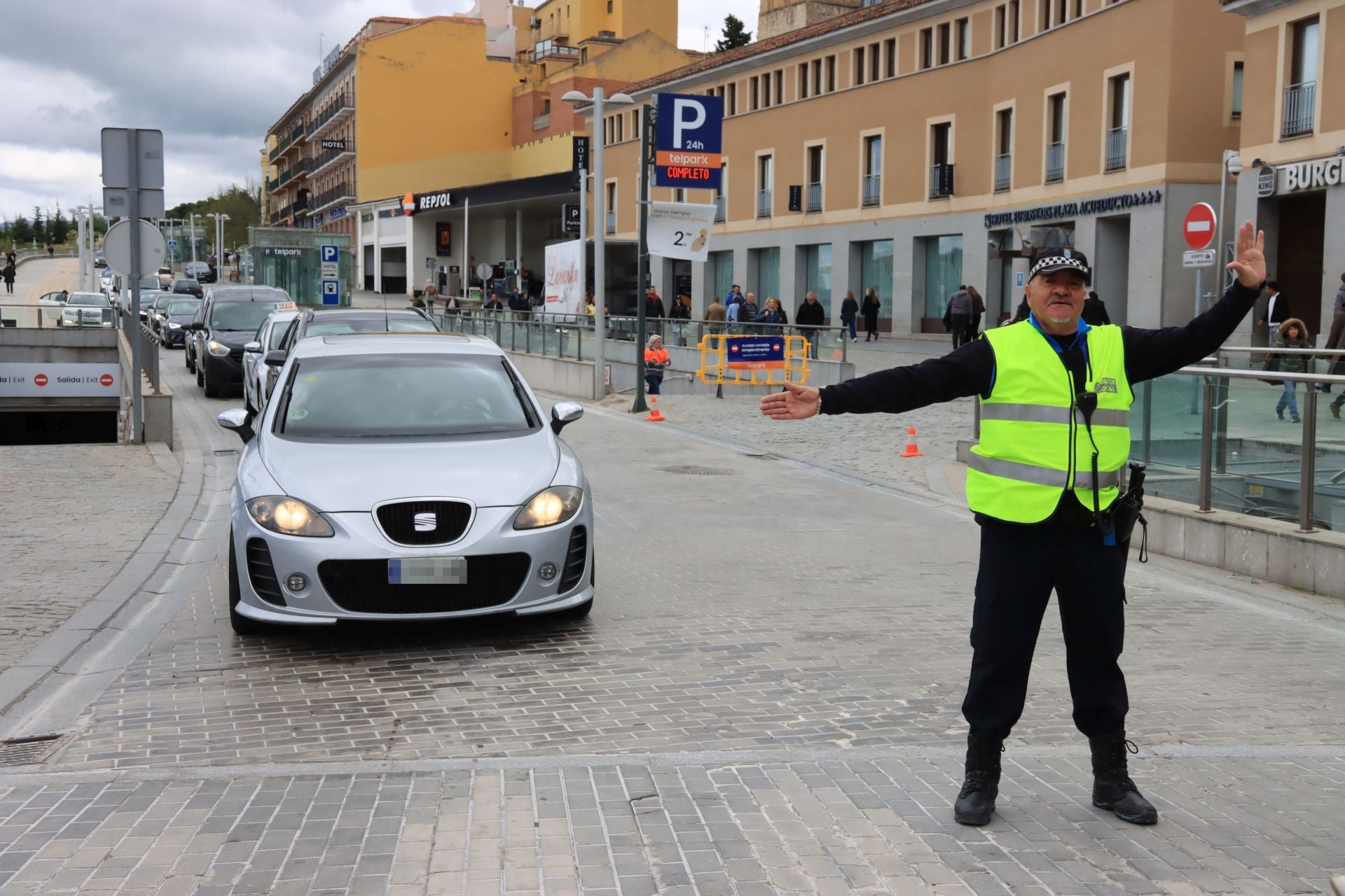 Fotos: aluvión de turistas en Segovia el Viernes Santo