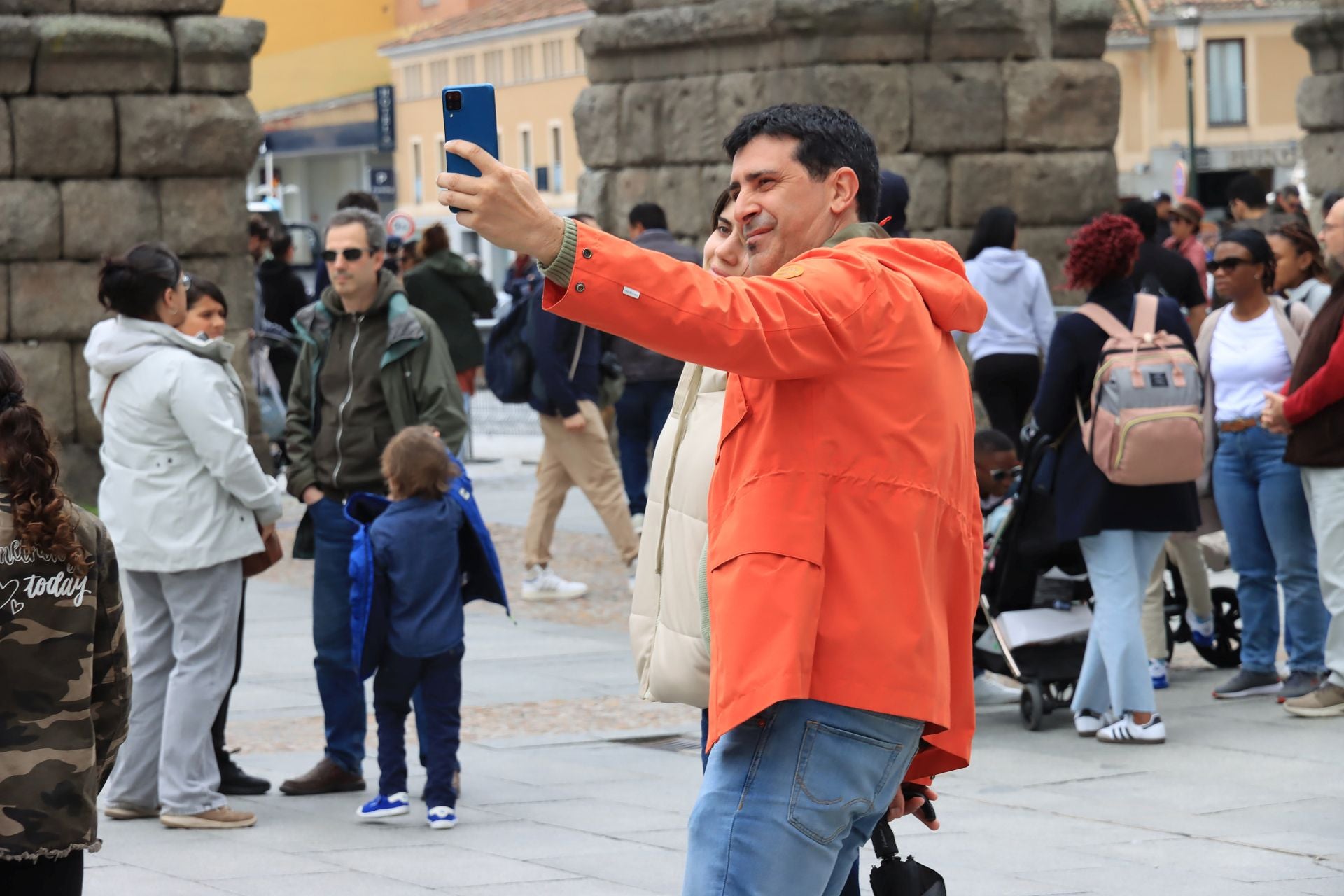 Fotos: aluvión de turistas en Segovia el Viernes Santo