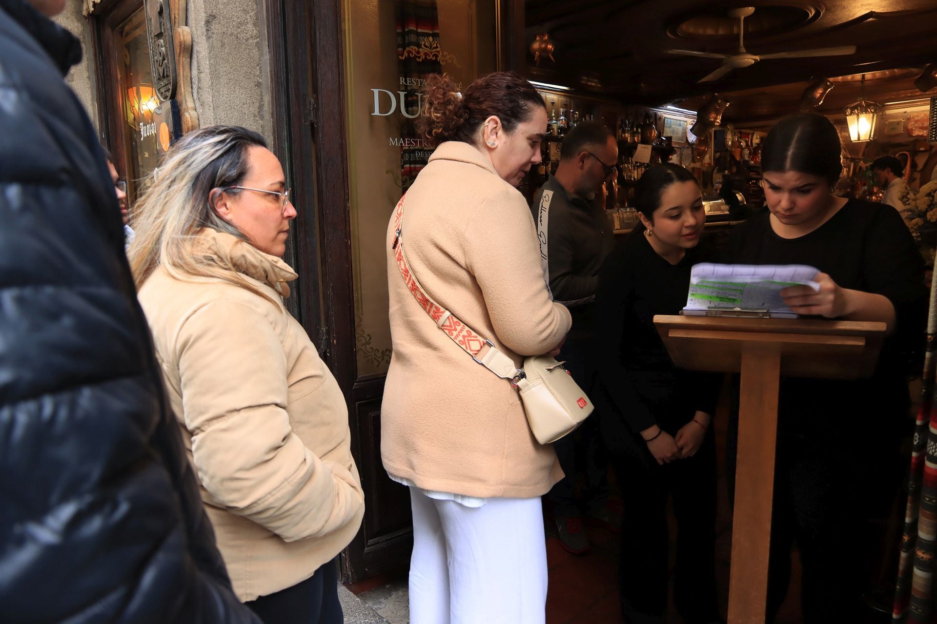 Fotos: aluvión de turistas en Segovia el Viernes Santo