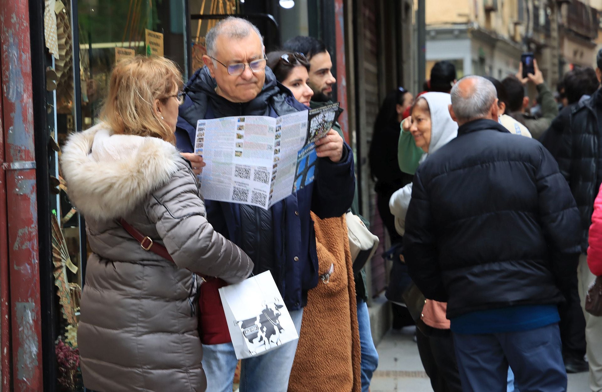 Fotos: aluvión de turistas en Segovia el Viernes Santo