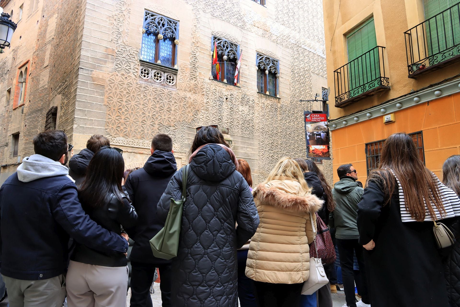 Fotos: aluvión de turistas en Segovia el Viernes Santo