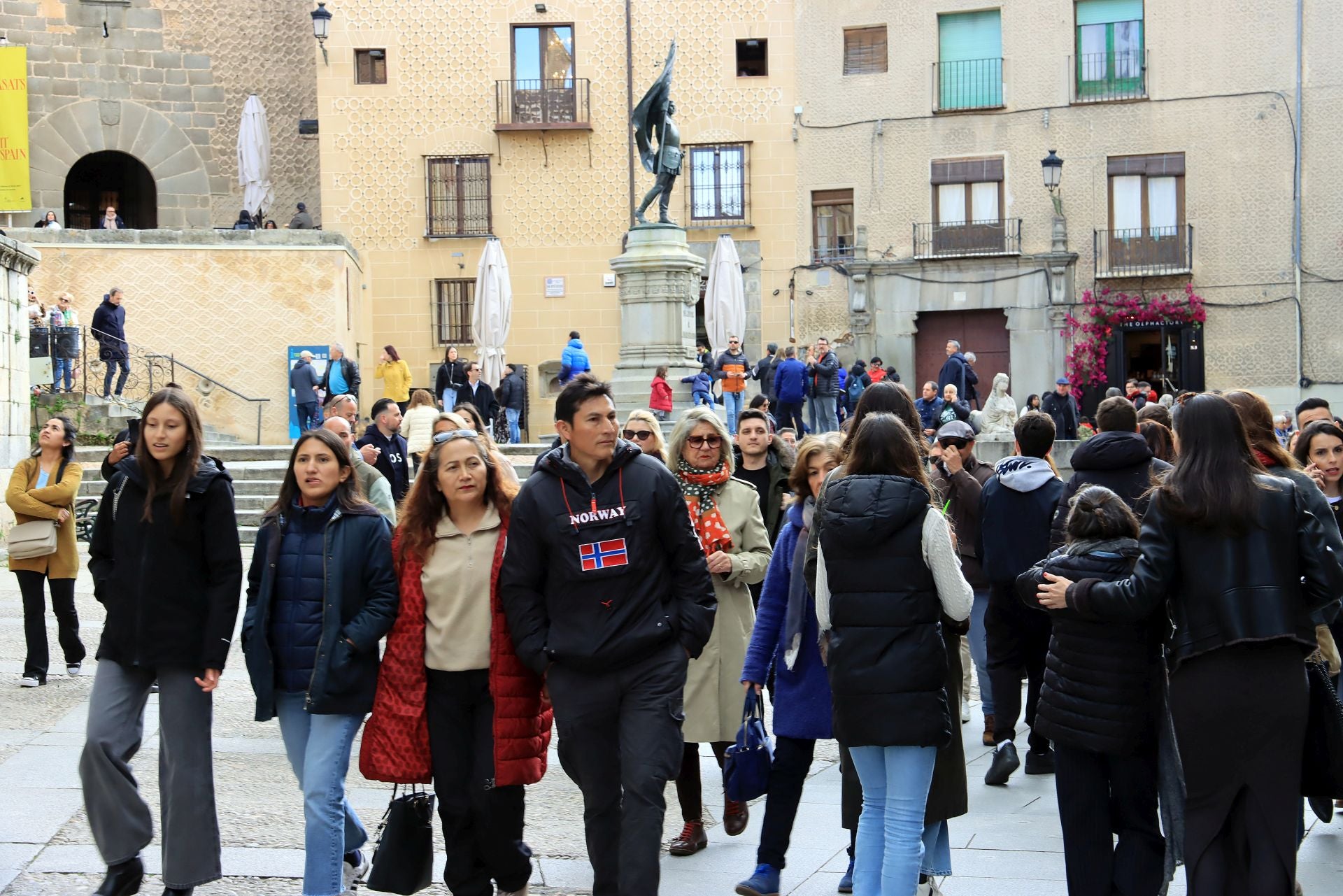 Fotos: aluvión de turistas en Segovia el Viernes Santo