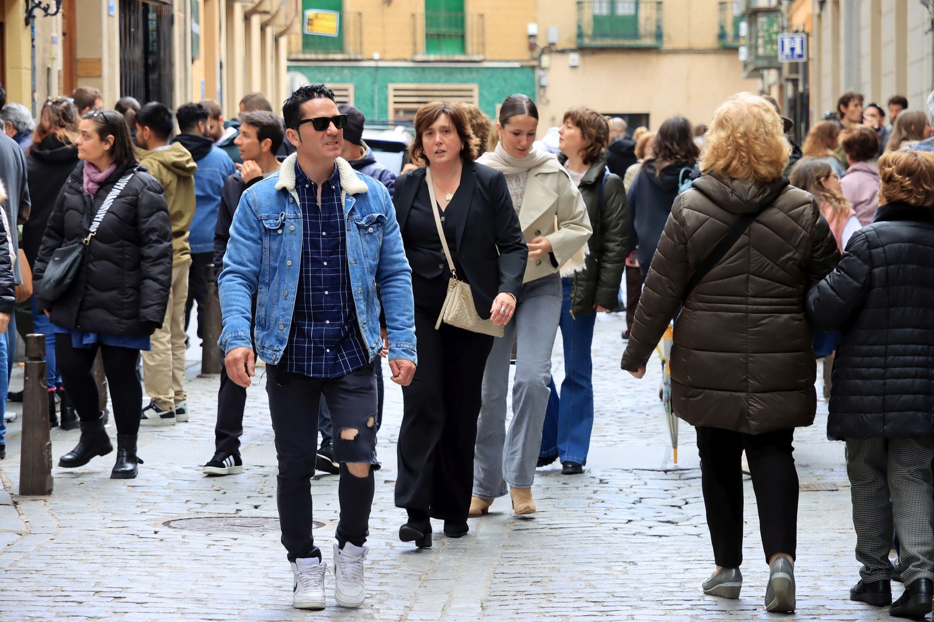 Fotos: aluvión de turistas en Segovia el Viernes Santo
