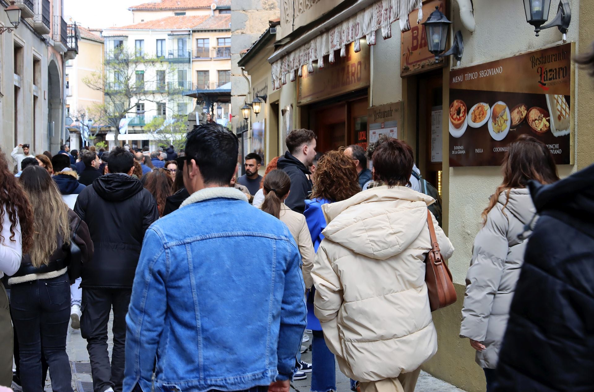 Fotos: aluvión de turistas en Segovia el Viernes Santo