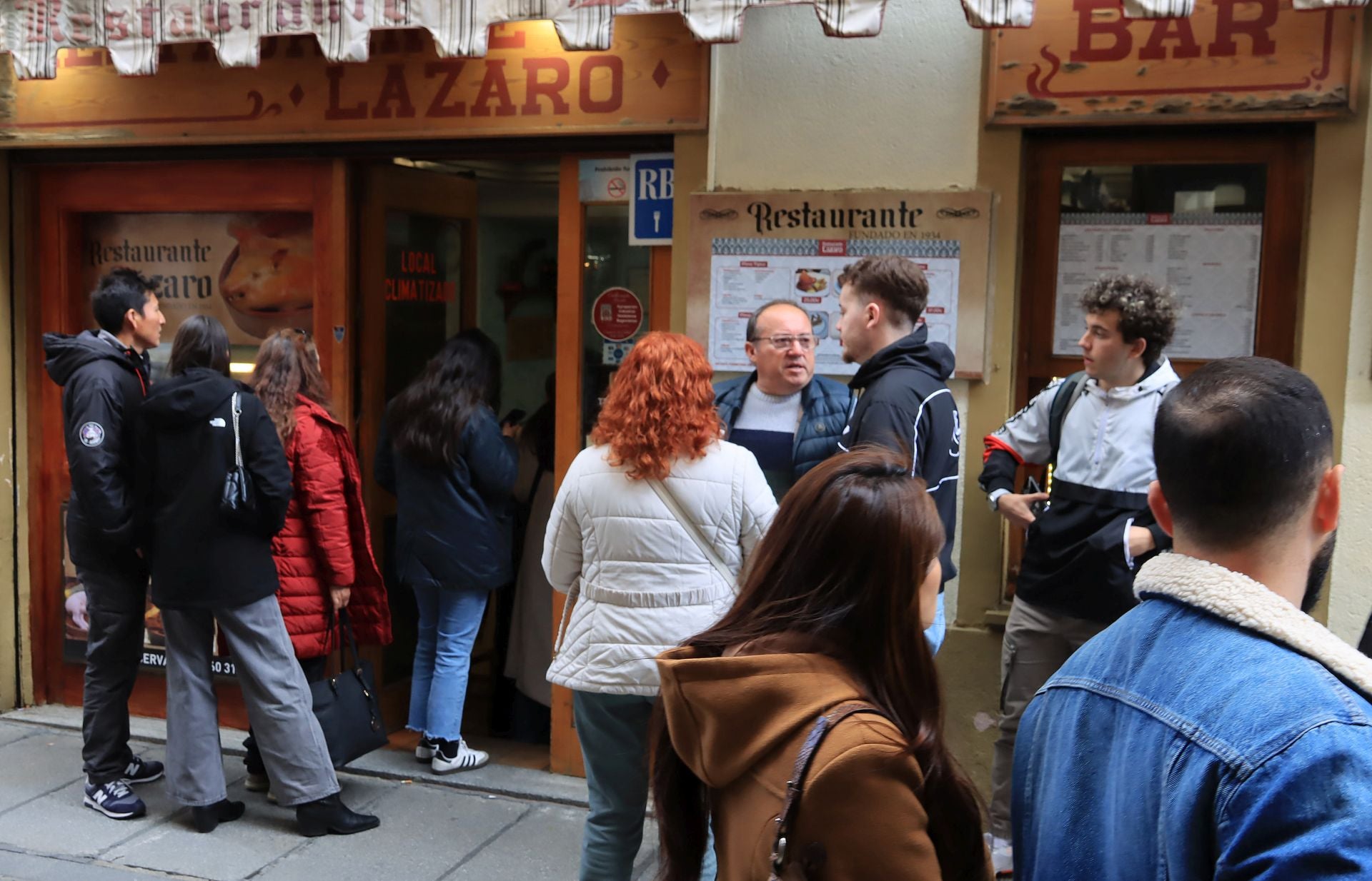 Fotos: aluvión de turistas en Segovia el Viernes Santo