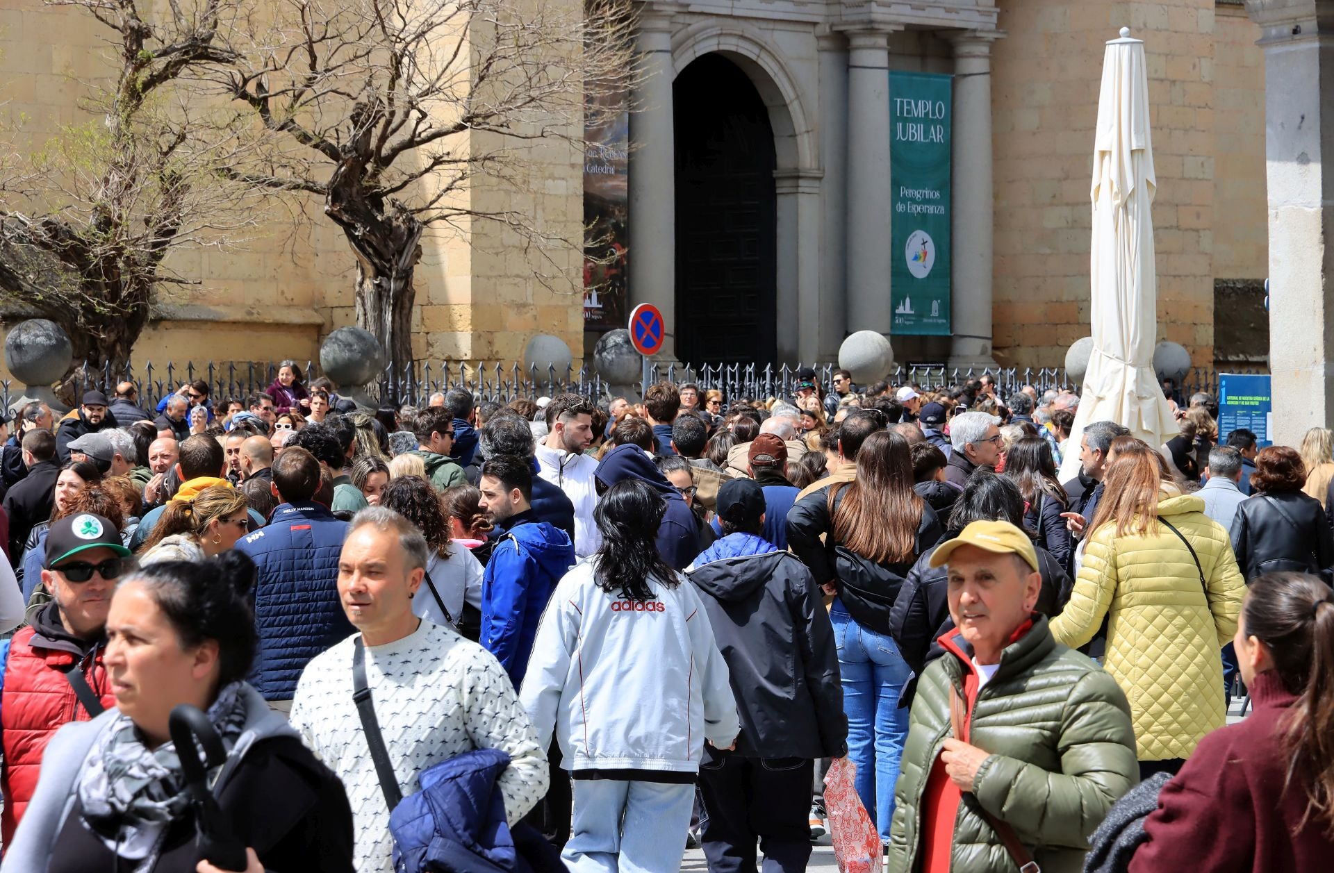 Fotos: aluvión de turistas en Segovia el Viernes Santo