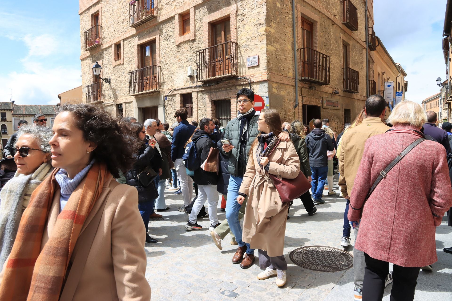 Fotos: aluvión de turistas en Segovia el Viernes Santo