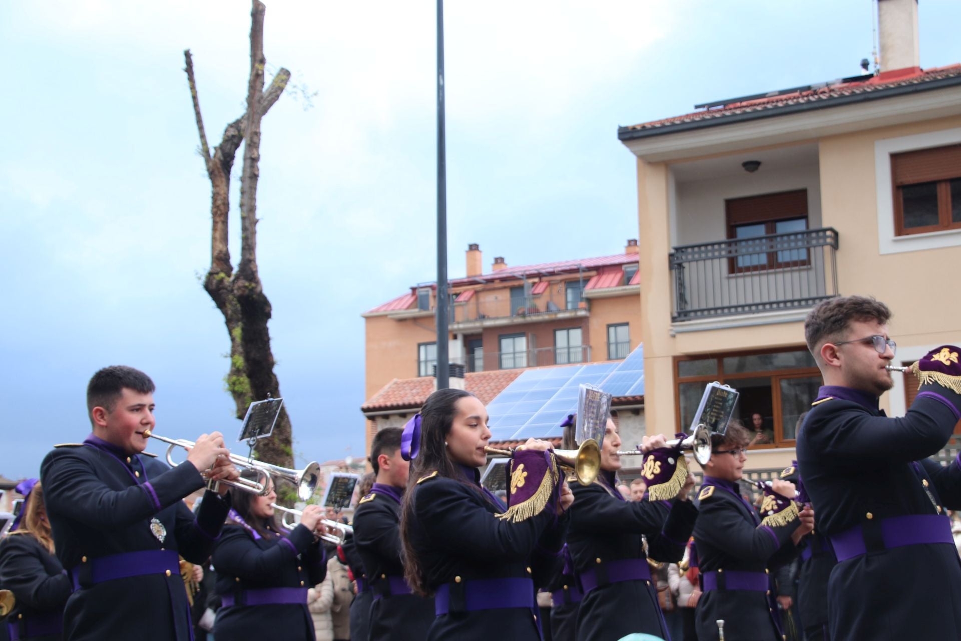 Fotos: la lluvia arruina la procesión del Viernes Santo en Cuéllar