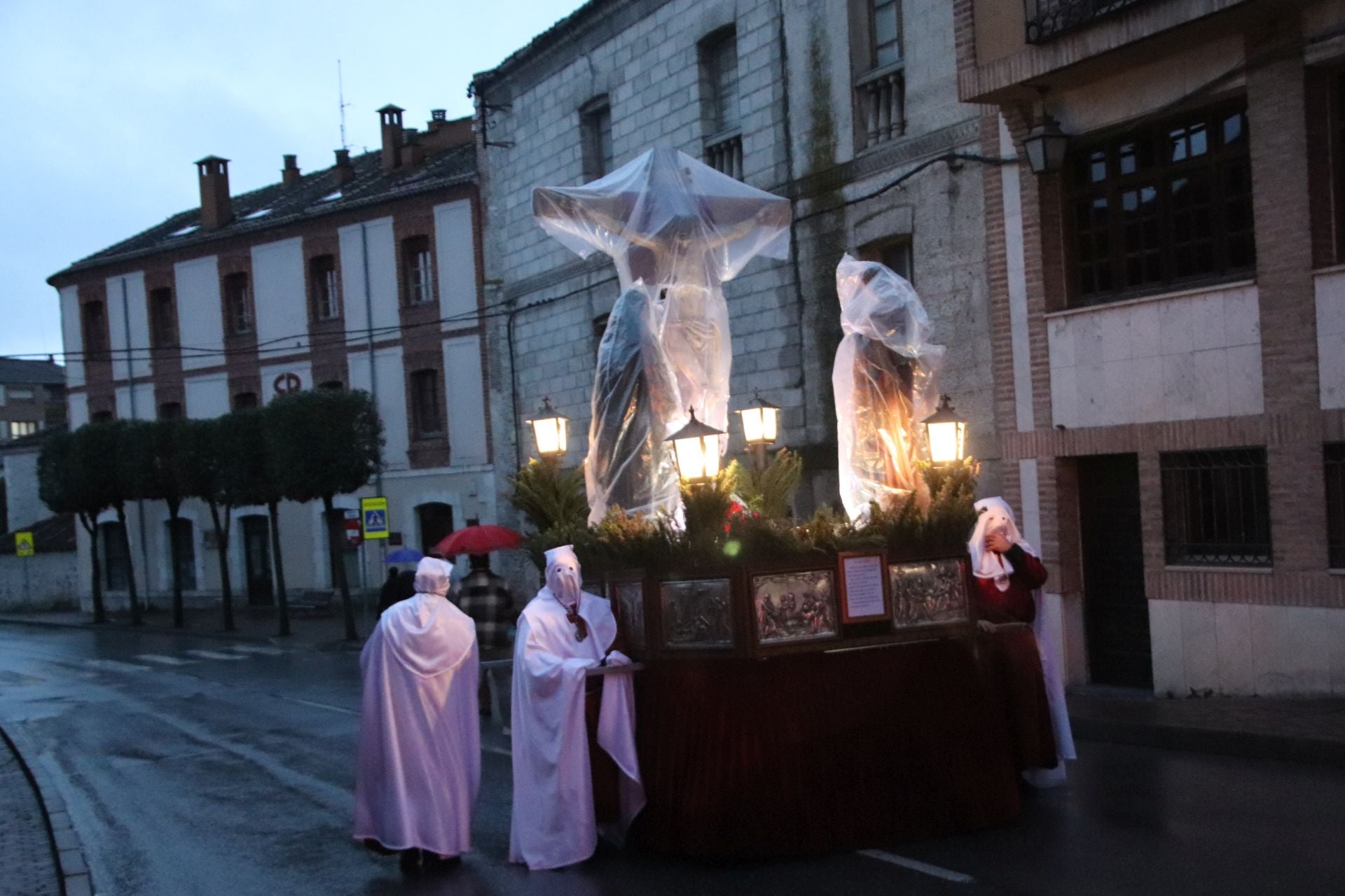 Fotos: la lluvia arruina la procesión del Viernes Santo en Cuéllar
