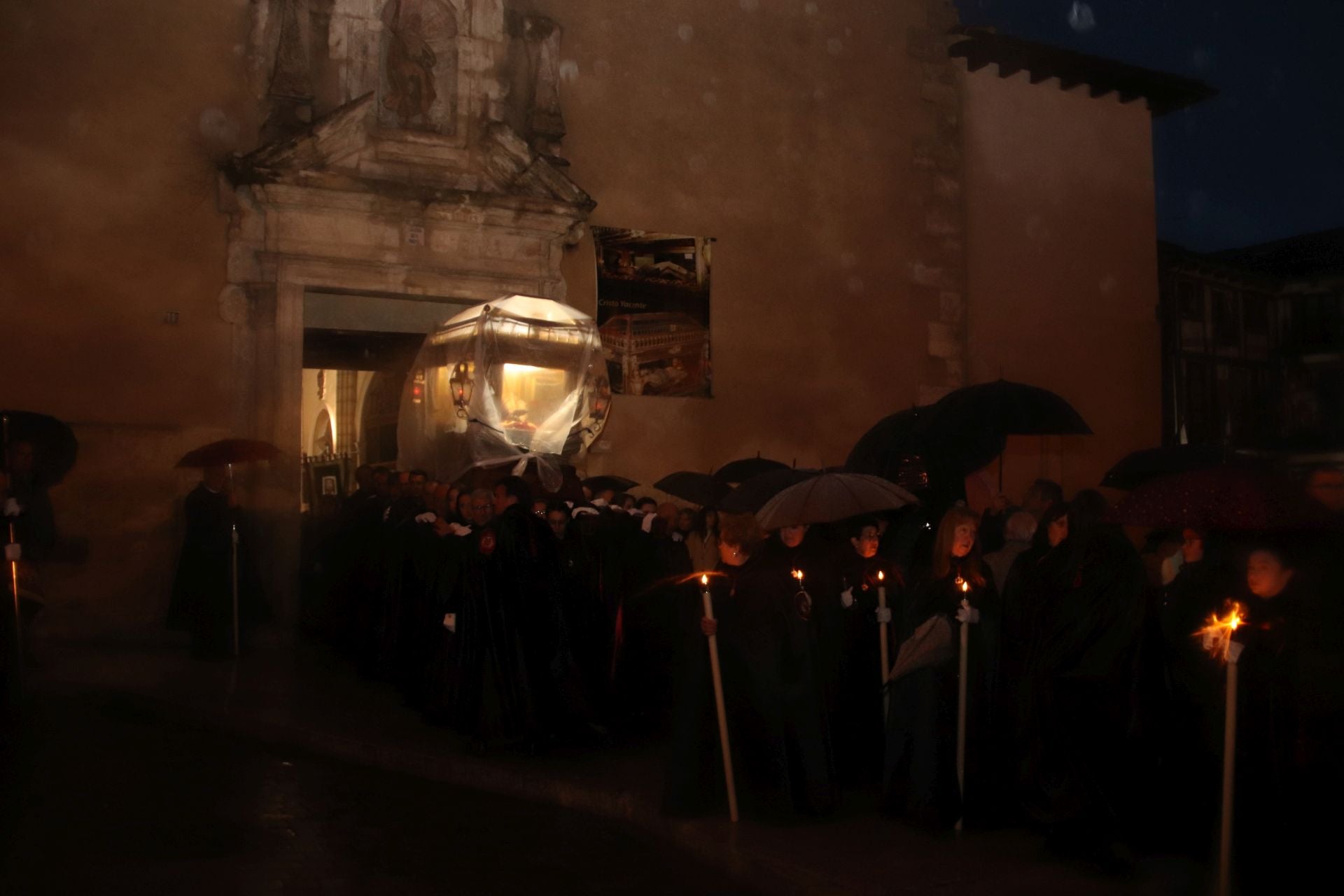 Fotos: la lluvia arruina la procesión del Viernes Santo en Cuéllar
