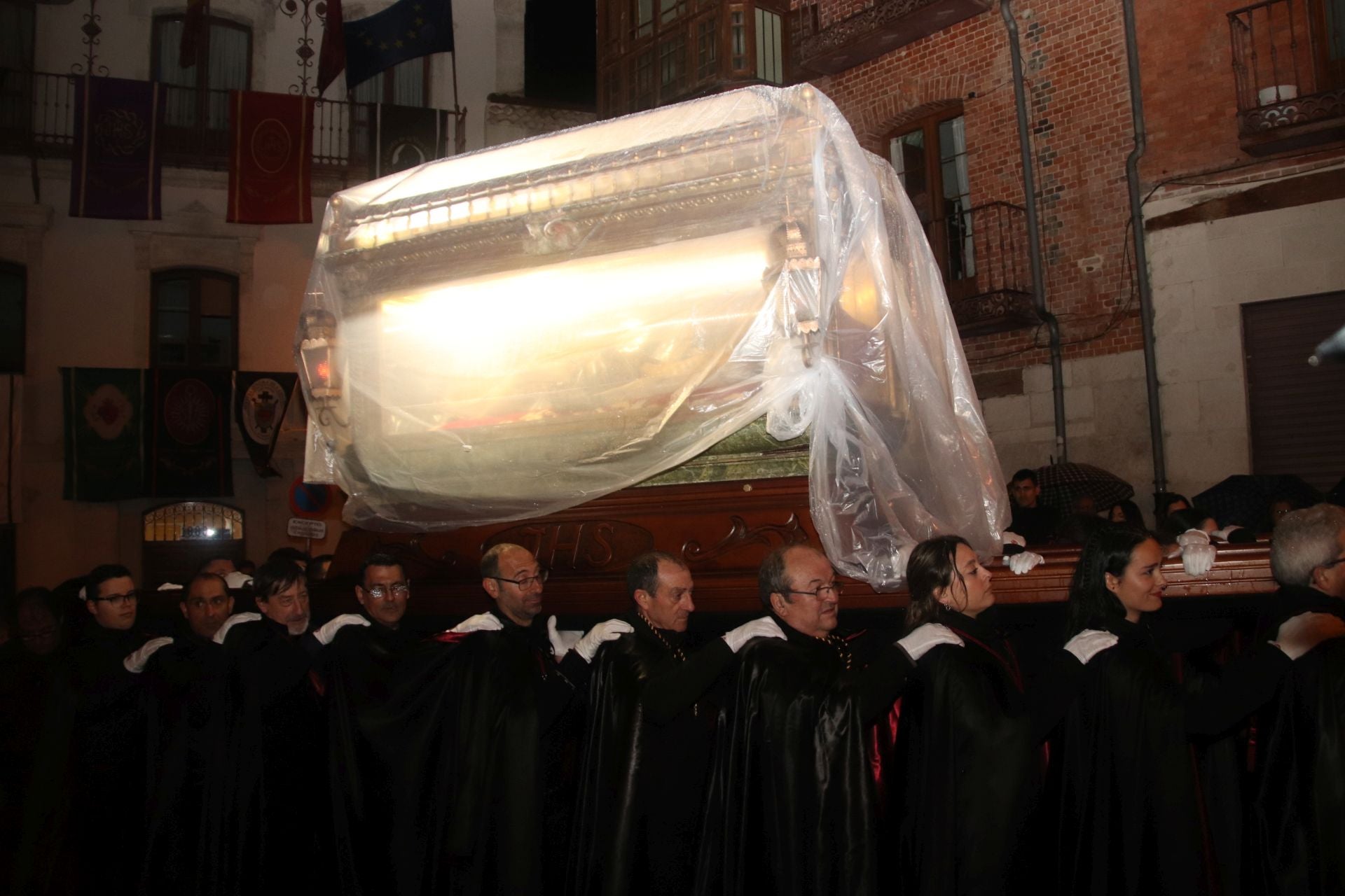 Fotos: la lluvia arruina la procesión del Viernes Santo en Cuéllar