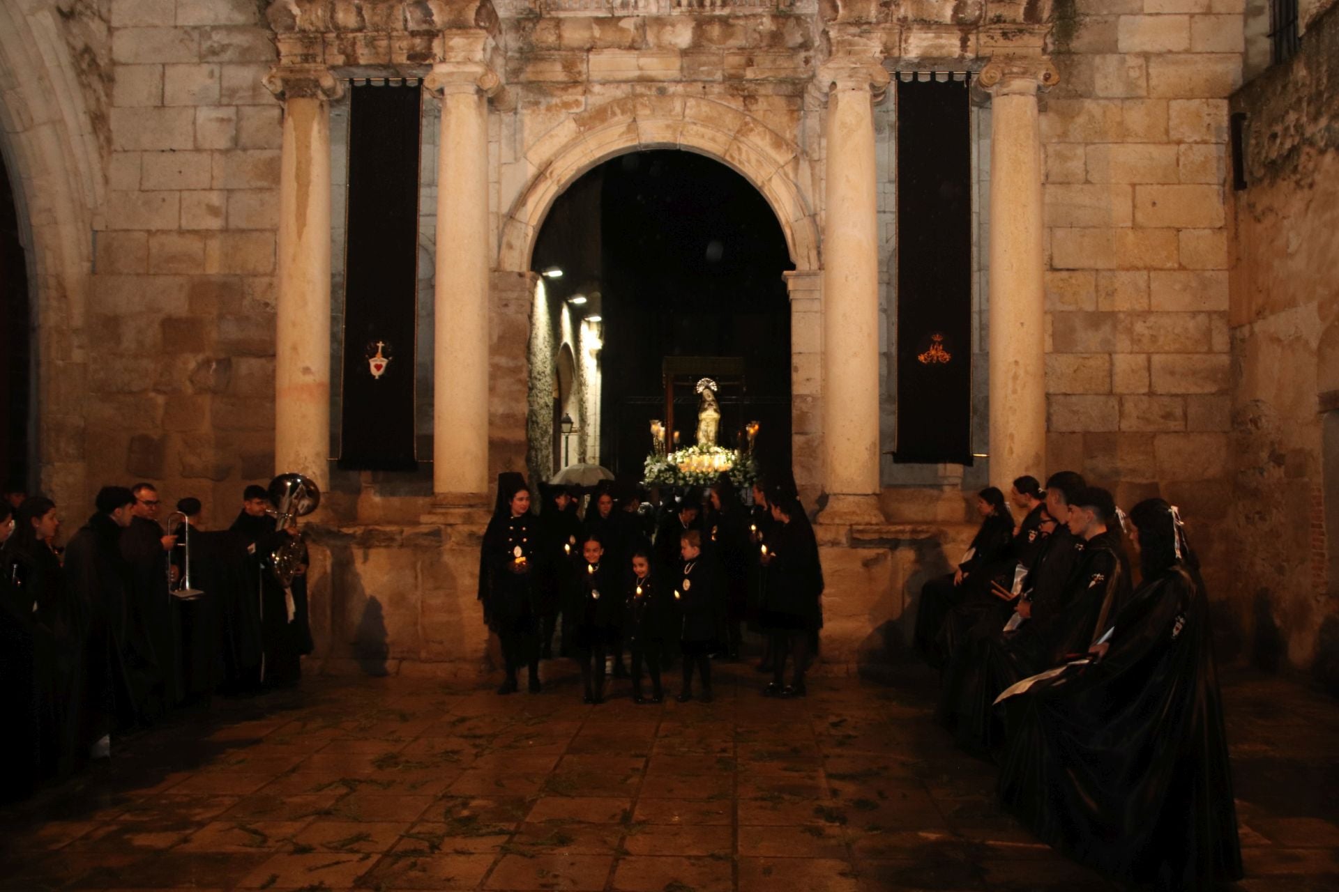 Fotos: la lluvia arruina la procesión del Viernes Santo en Cuéllar