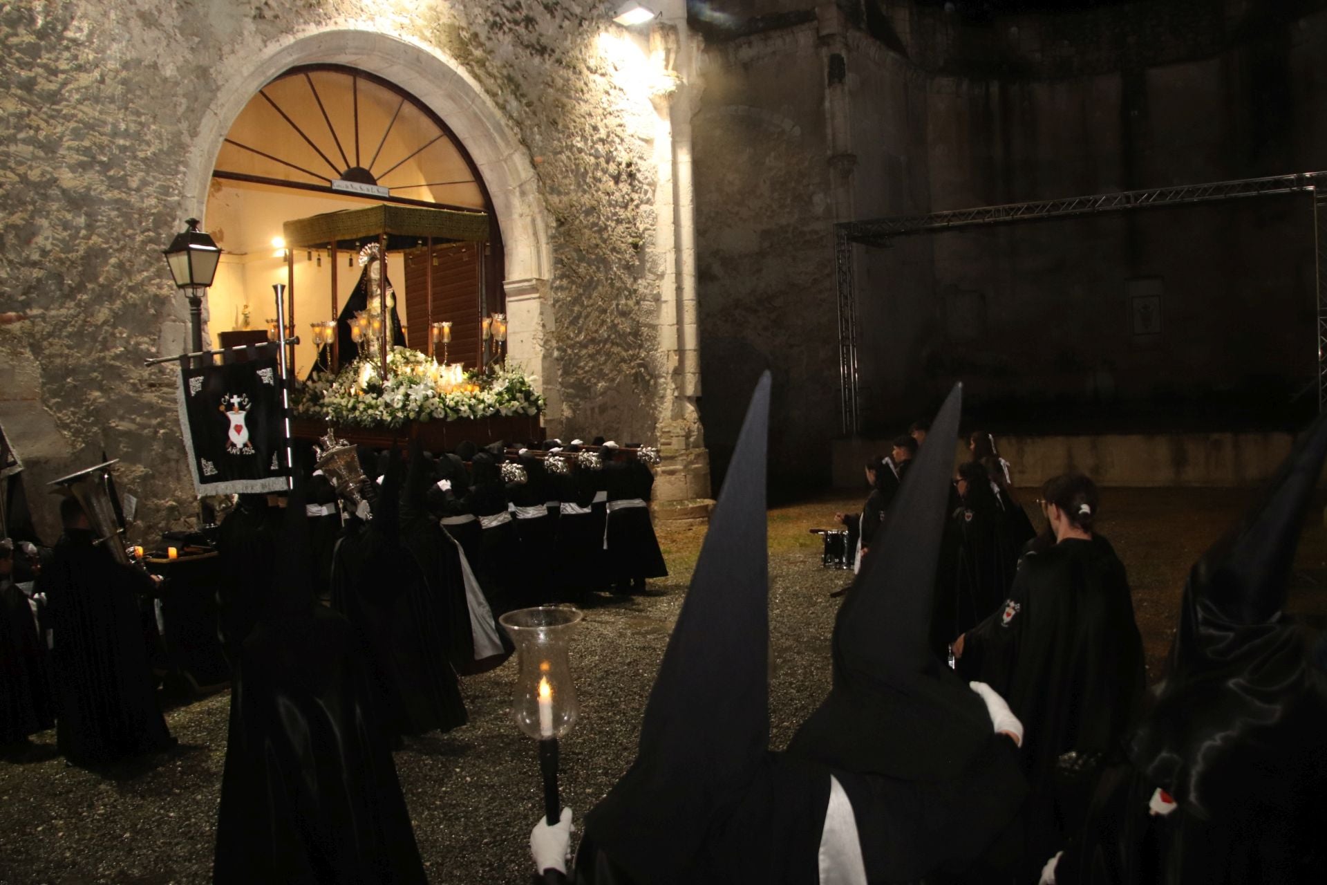 Fotos: la lluvia arruina la procesión del Viernes Santo en Cuéllar