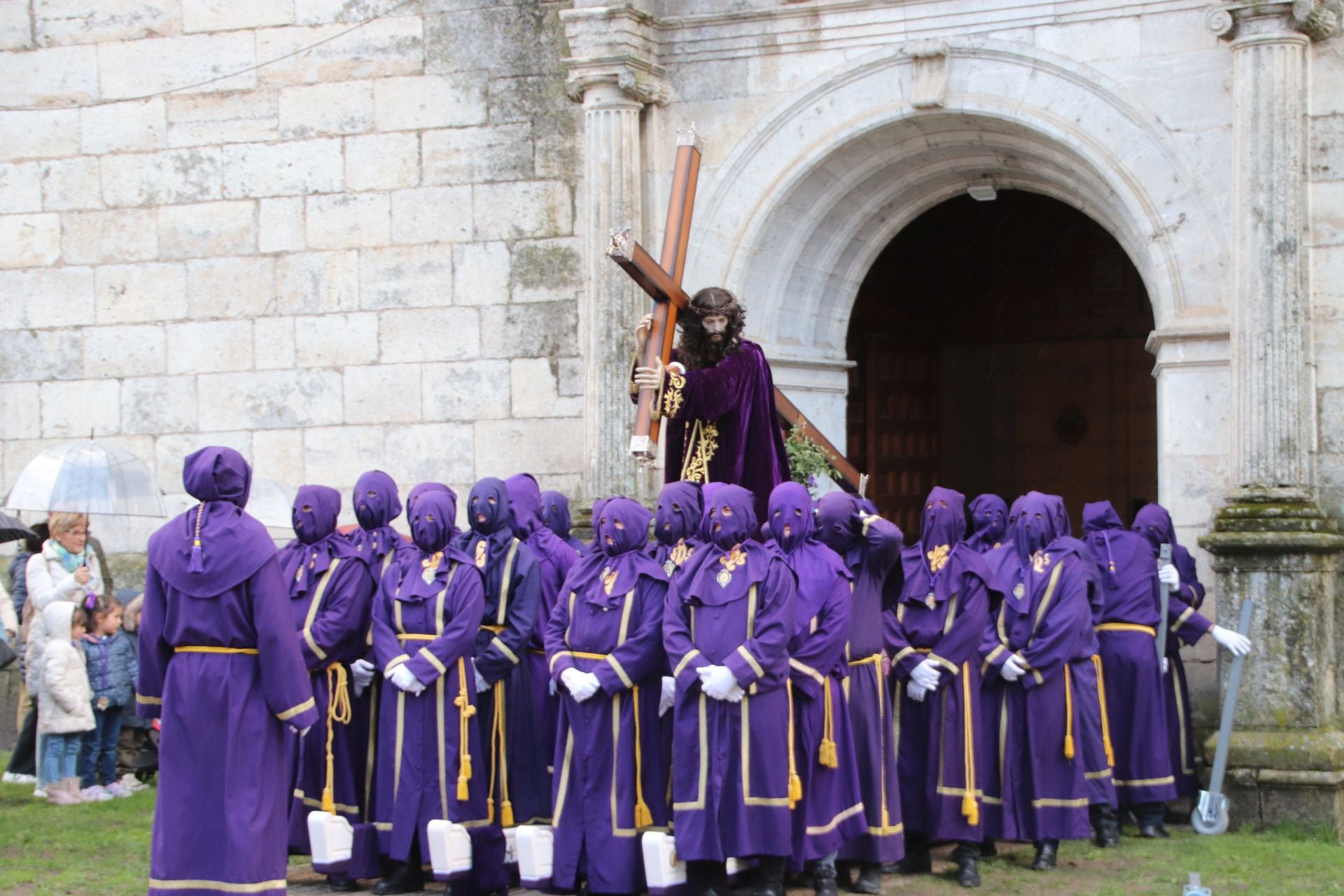 Fotos: la lluvia arruina la procesión del Viernes Santo en Cuéllar