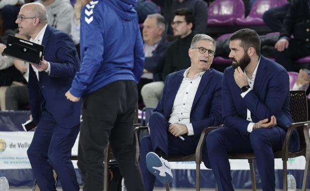 Roberto González, ayudante de Saulo Hernández, en el banquillo visitante.