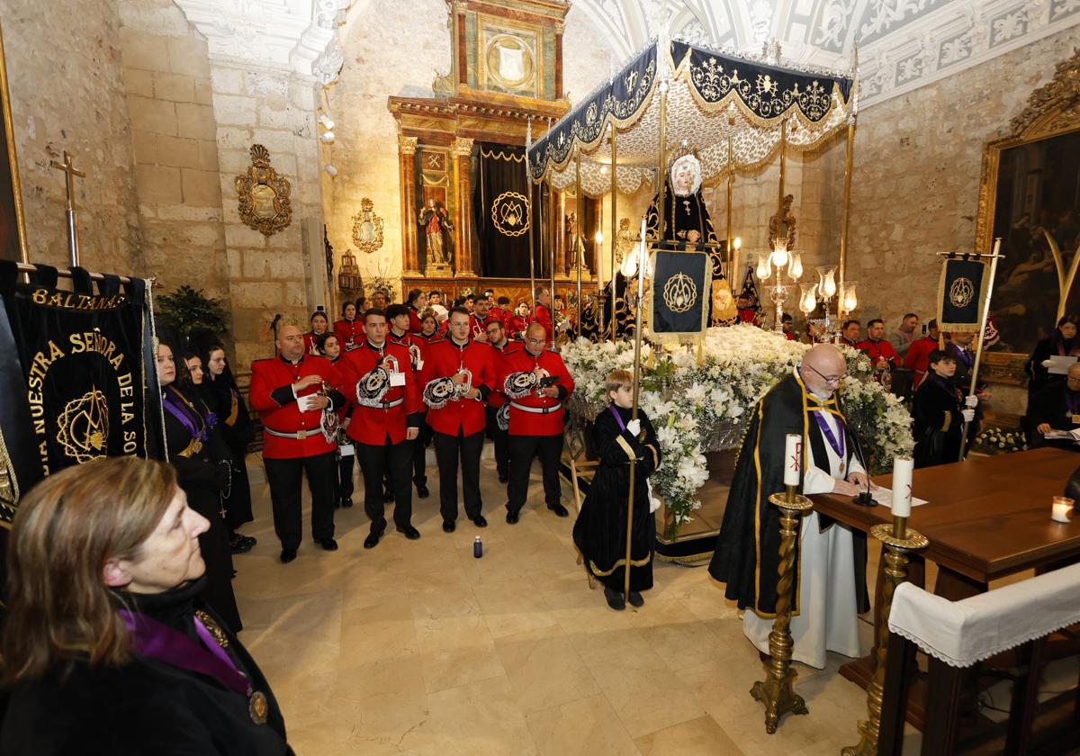 Acto penitencial en torno a la Virgen de la Soledad, en su capilla.