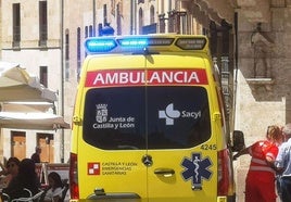 Imagen de archivo de una ambulancia durante una actuación.