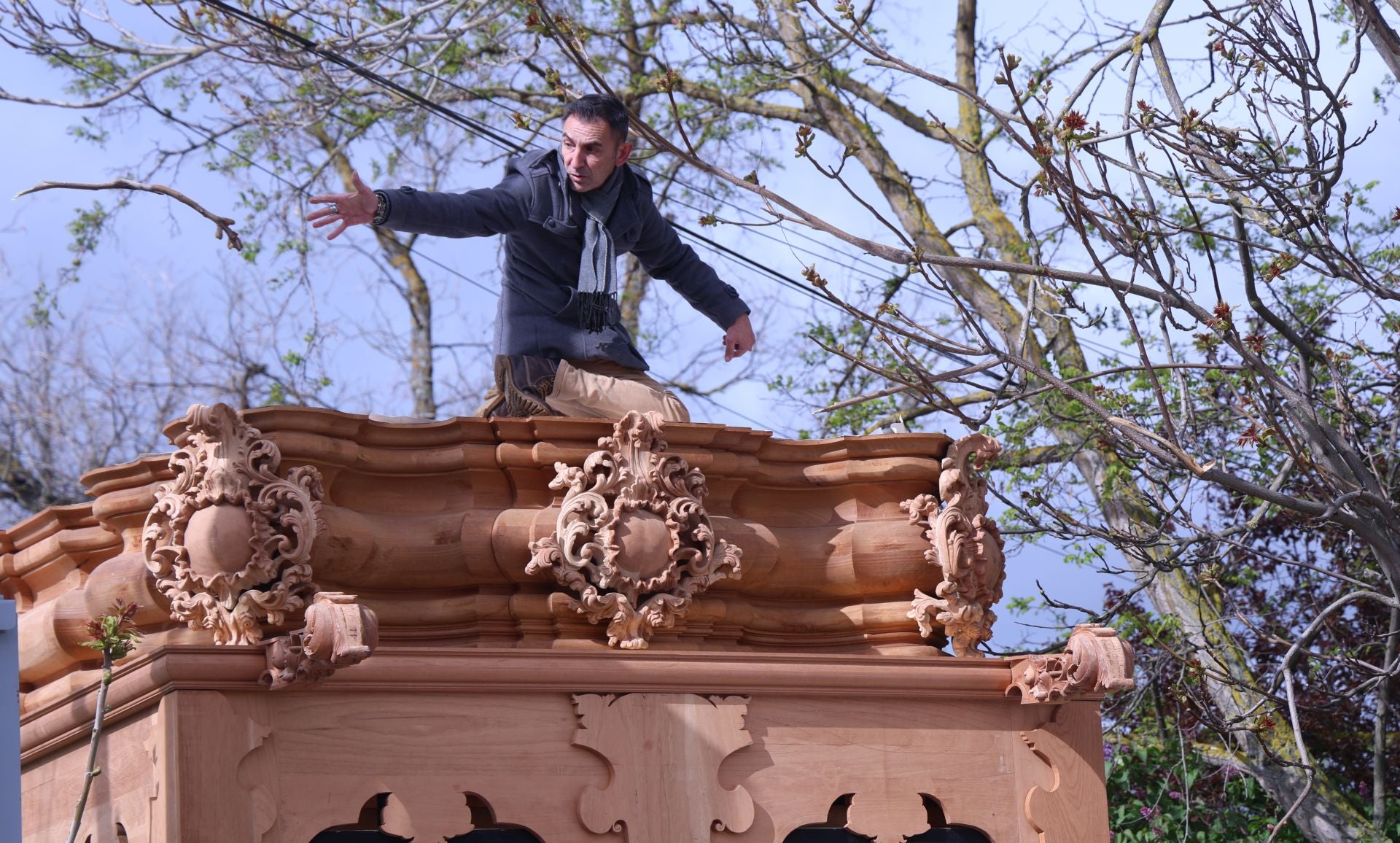 El almacenamiento de las andas de la Semana Santa de Valladolid, en imágenes